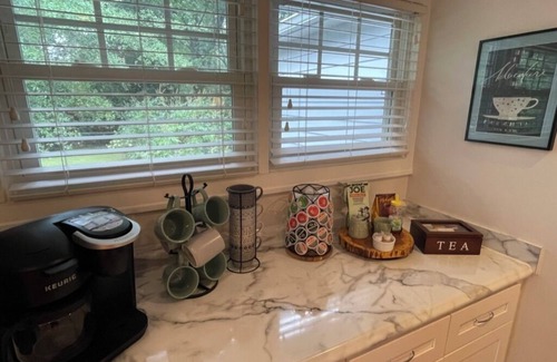 Sans Souci House | 1920s Bungalow with private garden, close to downtown