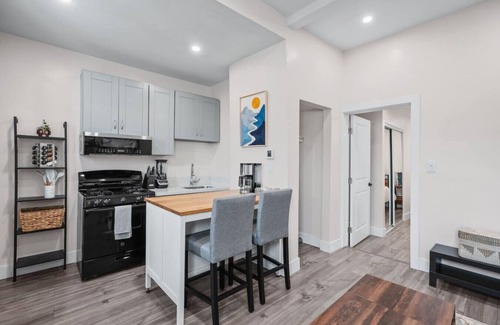 Grant Hill Apartment | 1BR+1BA | Cozy, Central | Laundry+Free Parking