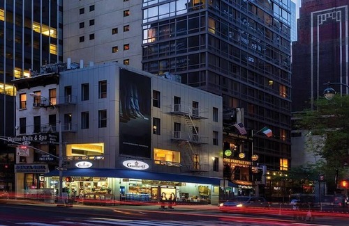 Midtown East Condo | 1br Deluxe Condo Fun in New York City!