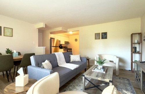 Des Plaines Apartment | 1BR Modern Retreat w/Free Parking Near Airport