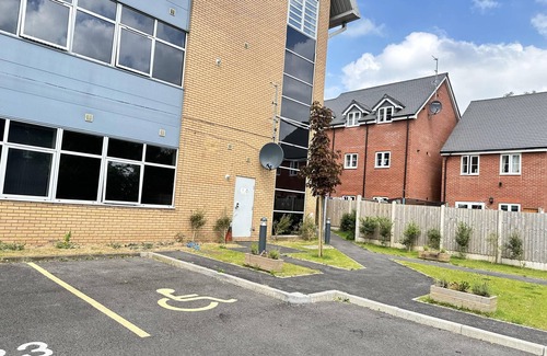 Dudley Apartment | 2 Bed Apartment - Sleeps 4 - Wifi - Parking