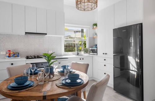 Dicky Beach Apartment | 2 Bed Studio 200m to beach - Dicky Beach Original