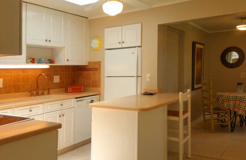 Stuart Cottage | 2 Bedroom 1,079 sf Cottage. Dock. Full Kitchen, WI-FI,HDTV, Parking & Pets ok.