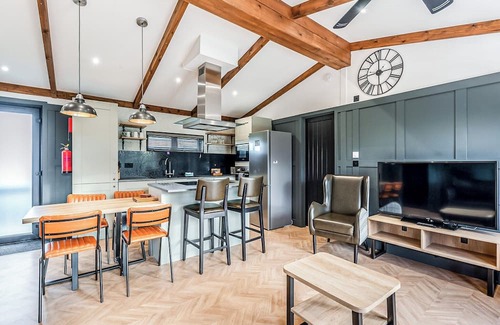Saintbury Ski Chalet | 2 bedroom accommodation in Snitterfield, Stratford Upon Avon