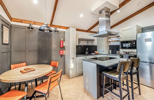 Saintbury Ski Chalet | 2 bedroom accommodation in Snitterfield, Stratford Upon Avon