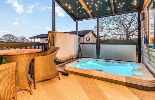 Saintbury Ski Chalet | 2 bedroom accommodation in Snitterfield, Stratford Upon Avon