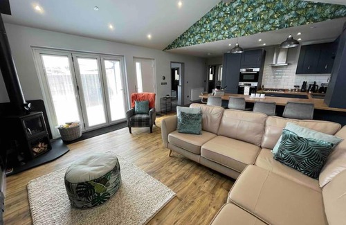 Nefyn Ski Chalet | 2-bedroom Chalet with Log Burner