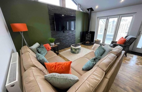 Nefyn Ski Chalet | 2-bedroom Chalet with Log Burner
