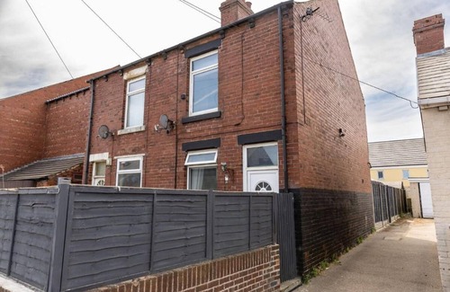 Barnsley House | 2 Bedroom Cossy Detached Property