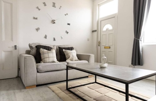 Barnsley House | 2 Bedroom Cossy Detached Property
