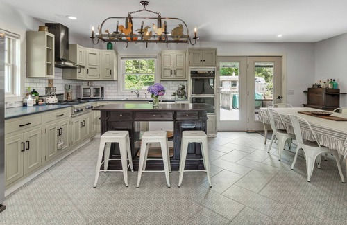 East Hampton Cottage | 2 bedroom cottage-Cozy winter vibes with wood stove and hot tub