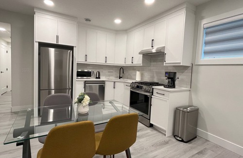 West Edmonton House | 2 Bedroom Exclusive Suite - 10 mins to WEM