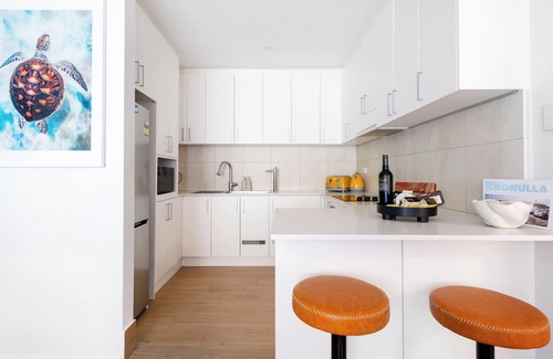 Cronulla Apartment | 2 bedroom unit 300 meters from the beach w/free Parking Foxtel,Netflix/Wifi.