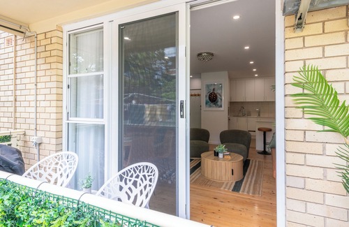 Cronulla Apartment | 2 bedroom unit 300 meters from the beach w/free Parking Foxtel,Netflix/Wifi.