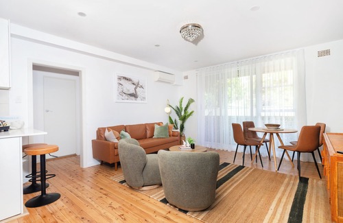 Cronulla Apartment | 2 bedroom unit 300 meters from the beach w/free Parking Foxtel,Netflix/Wifi.