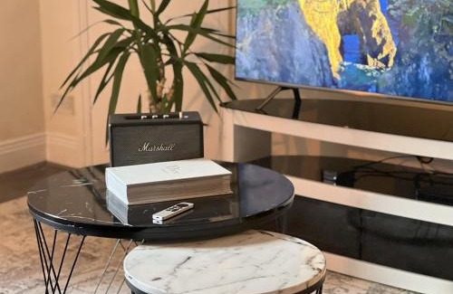 Heaton Apartment | 2 Bedrooms, 1 Bathroom, Fast Wifi, Apple TV, Netflix, Free Parking, 20 PERCENT OFF LONG STAYS