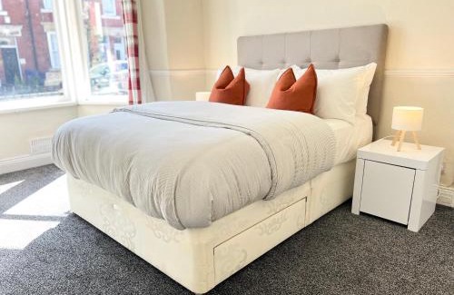 Heaton Apartment | 2 Bedrooms, 1 Bathroom, Fast Wifi, Apple TV, Netflix, Free Parking, 20 PERCENT OFF LONG STAYS