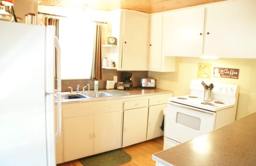 Gruene Cabin | 2 Blks from GUADALUPE RIVER , Tube Rentals & GRUENE HALL, COMAL RIVER 5 mins.