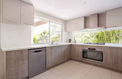 Scarborough House | 2 Kitchens, 6 Bedrooms, 4 Bathrooms Perfect for groups Close to beach/park/shops