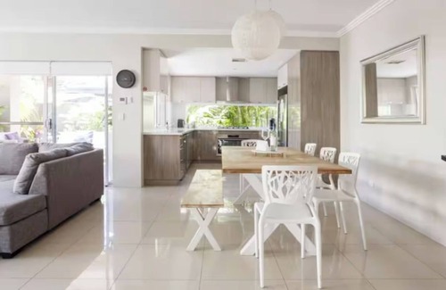 Scarborough House | 2 Kitchens, 6 Bedrooms, 4 Bathrooms Perfect for groups Close to beach/park/shops