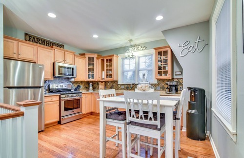 Oak Grove House | 2 Mi to Bay Park: Charming Milwaukie Getaway