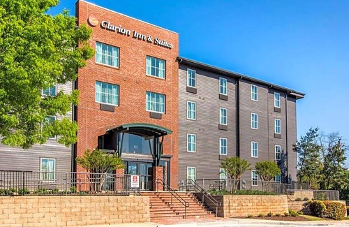Castleberry Hill Hotel | 2-Star Hotel ∙ Clarion Inn & Suites Atlanta Downtown