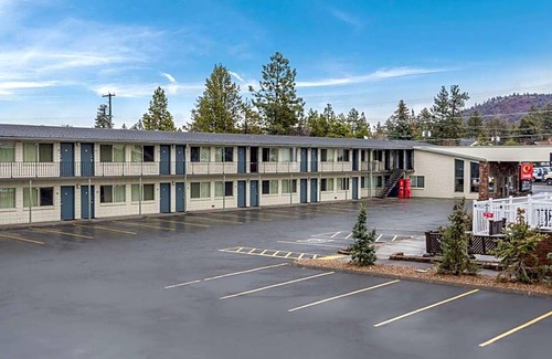 Larkspur Hotel | 2-Star Hotel ∙ Bend Inn & Suites