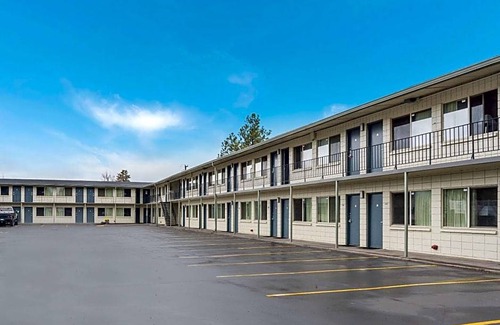 Larkspur Hotel | 2-Star Hotel ∙ Bend Inn & Suites