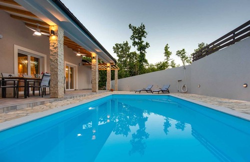Vrh House | 200 m² House ∙ 3 bedrooms ∙ 6 guests