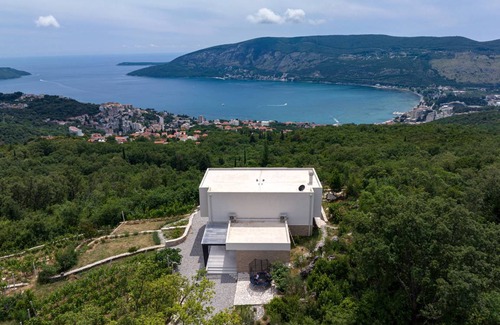 Trebesinj Villa | 200 m² Villa ∙ 4 bedrooms ∙ 8 guests