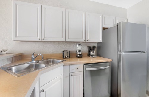 Florida Central Atlantic Coast Resort | 2BR Apt w/Kitchen Near Theme Parks! Pool, Free Parking