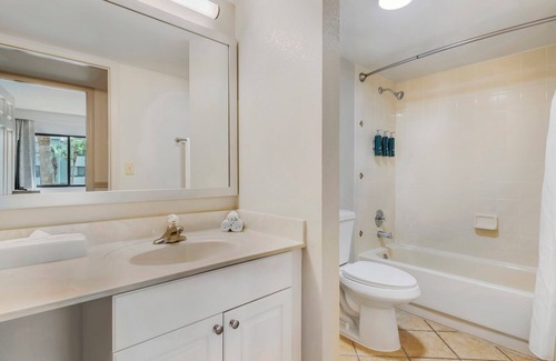 Florida Central Atlantic Coast Resort | 2BR Apt w/Kitchen Near Theme Parks! Pool, Free Parking