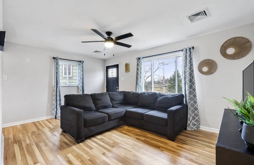 Ross Township House | 2BR, Ranch Home, near Ross Park Mall, Downtown, North Shore, and Strip District!