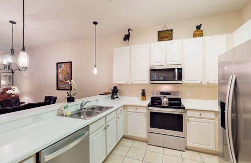 Bahama Bay Condo | 2nd floor condo w/gym, sauna, tennis court, near theme parks, basketball court