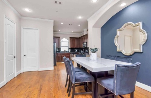 Woodlake - Briar Meadow House | 2UNITS|24Guests|KingBed|FREEParking|UptownHOU