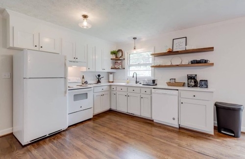 Sans Souci House | 3 bd, farmhouse ranch, walking distance to Furman