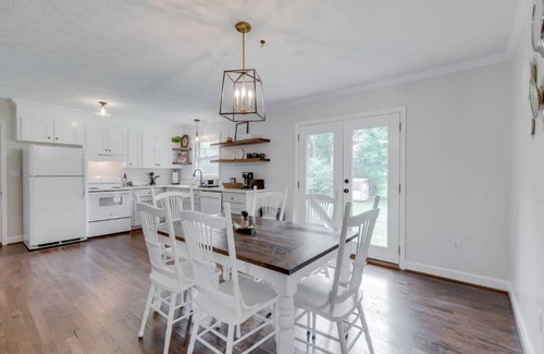 Sans Souci House | 3 bd, farmhouse ranch, walking distance to Furman