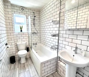 Heaton House | 3 Bdrm Home 10mins From The City