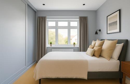 Wormholt and White City Apartment | 3 Bed Garden Flat in Acton
