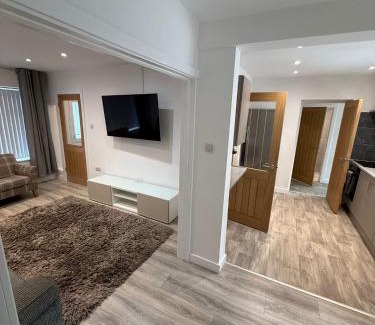 Brierley Hill Apartment | 3 Bed Home From Home Contractor & Family Stay DY5