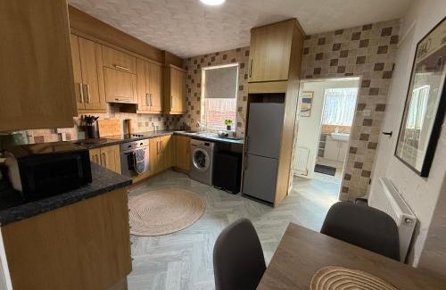 Barnsley House | 3 bed Jct 37 M1 luxury stay!