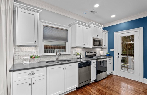 Summerville House | 3 bedroom 3 bathroom home in Augusta. The sleeping arrangements at this property are 3 queen beds, and a fold out chair.