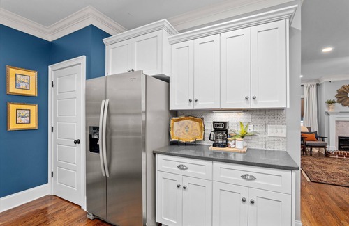 Summerville House | 3 bedroom 3 bathroom home in Augusta. The sleeping arrangements at this property are 3 queen beds, and a fold out chair.