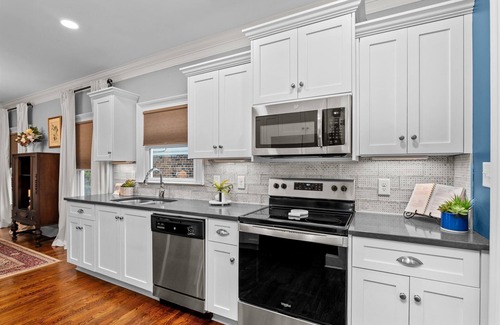 Summerville House | 3 bedroom 3 bathroom home in Augusta. The sleeping arrangements at this property are 3 queen beds, and a fold out chair.