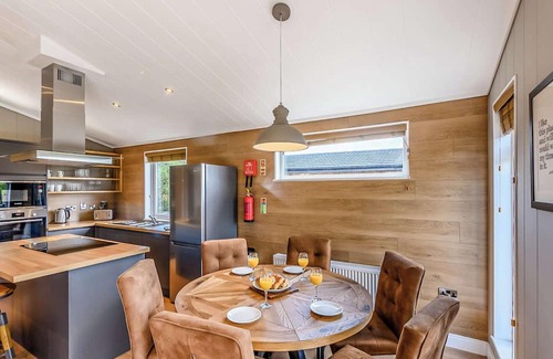 Saintbury Ski Chalet | 3 bedroom accommodation in Snitterfield, Stratford Upon Avon