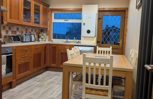 Inverness House | 3 Bedroom Bungalow. Home from home! Close to city centre. Free parking!