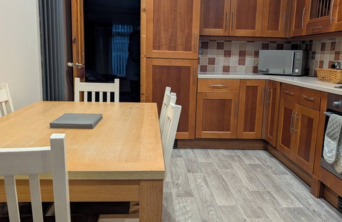 Inverness House | 3 Bedroom Bungalow. Home from home! Close to city centre. Free parking!