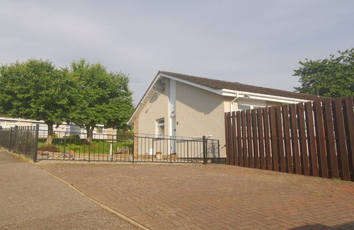 Inverness House | 3 Bedroom Bungalow. Home from home! Close to city centre. Free parking!