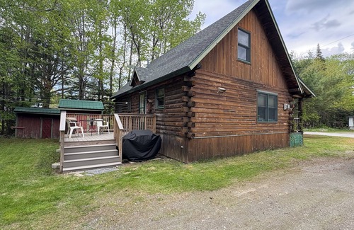 Greenville Junction Cabin | 3-bedroom cabin in heart of Greenville, with WiFi, just 3 minute walk to Lake!