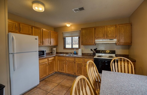 Yankton Cabin | 3 Bedroom Cabin- Lewis and Clark Resort